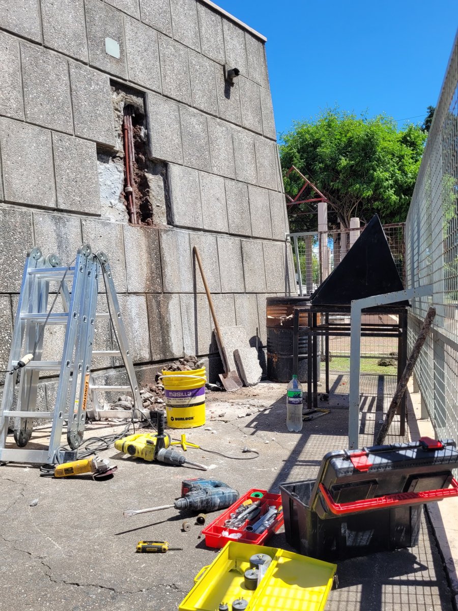 El propósito es garantizar su conservación, funcionalidad y seguridad para los artistas, instituciones y público que utilizan el espacio.