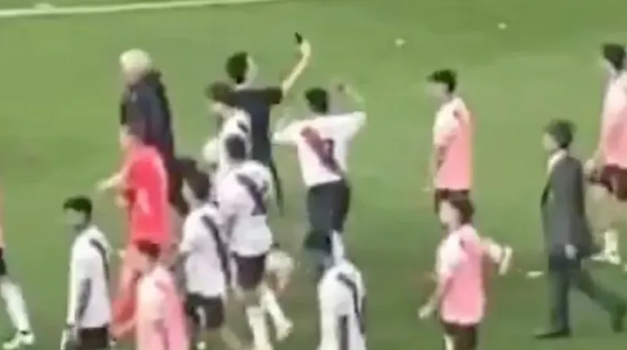 EL MOMENTO EN EL CUAL SALAS AGREDE AL HINCHA DE BOCA