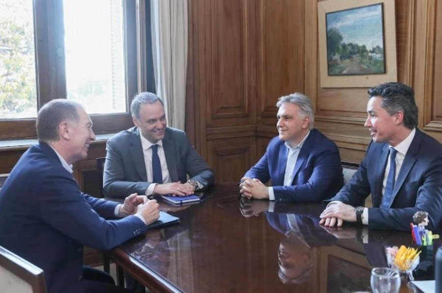 CONCENSO. El jefe de Gabinete, Manuel Adorni, y el ministro del Interior, Diego Santilli, se encontraron con Martín Llaryora y Marcelo Orrego en la primera ronda de diálogo.