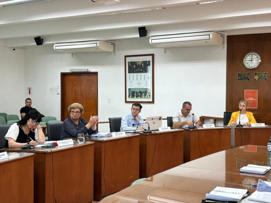 El bloque de concejales oficialistas durante la reunión de Comisión.