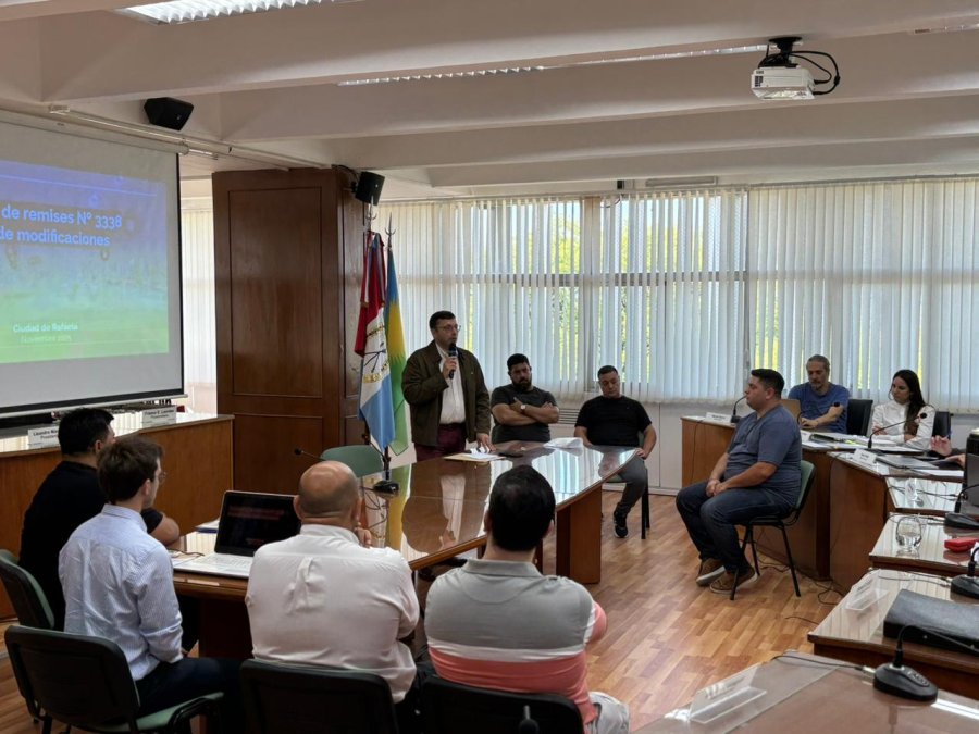 Concejales y remiseros, este lunes en el recinto de sesiones.