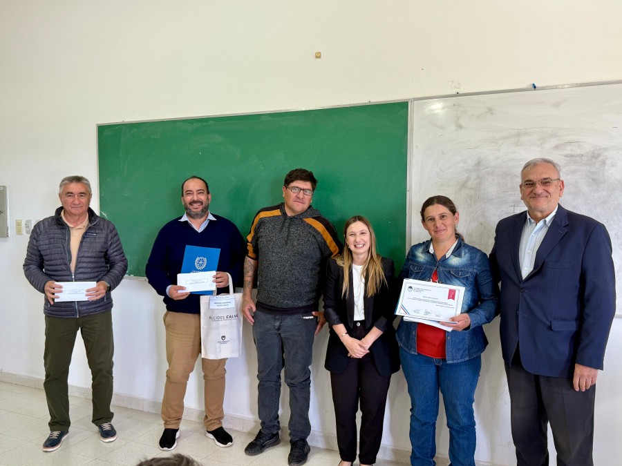 las autoridades y los beneficiarios de los aportes.