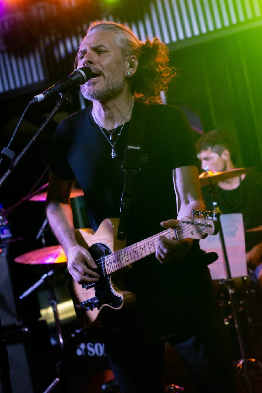 En primer lugar se presentará el cantante e intérprete Charly Alcaraz con reversiones de clásicas canciones en español e ingles, en un estilo simple y electro/acústico.