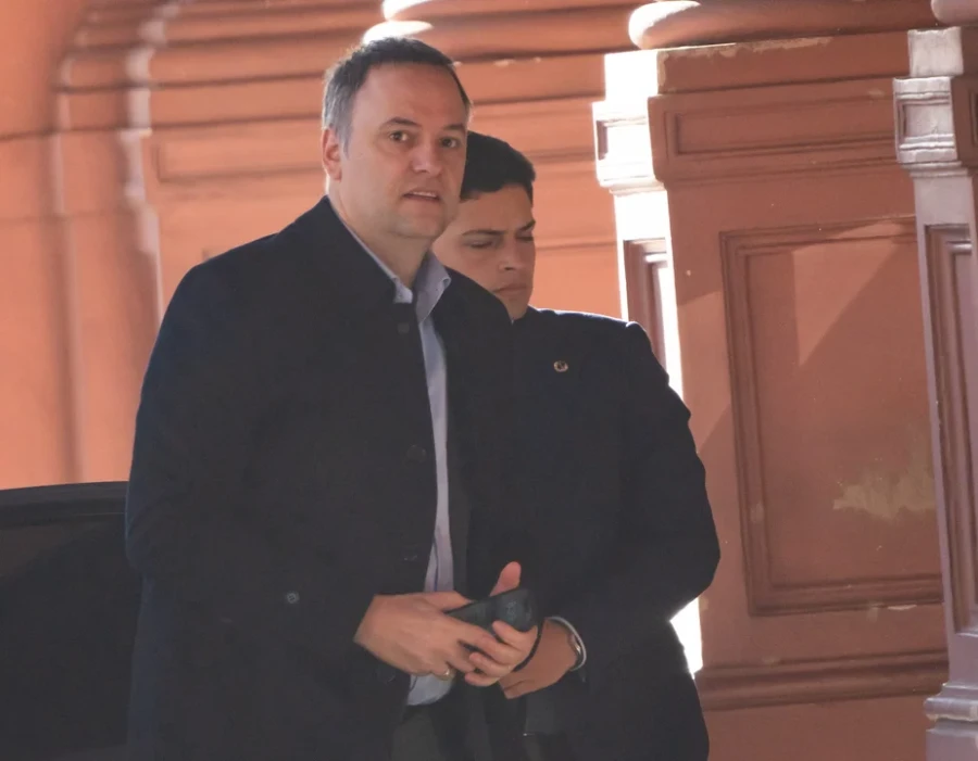 Manuel Adorni llega a la Casa Rosada.