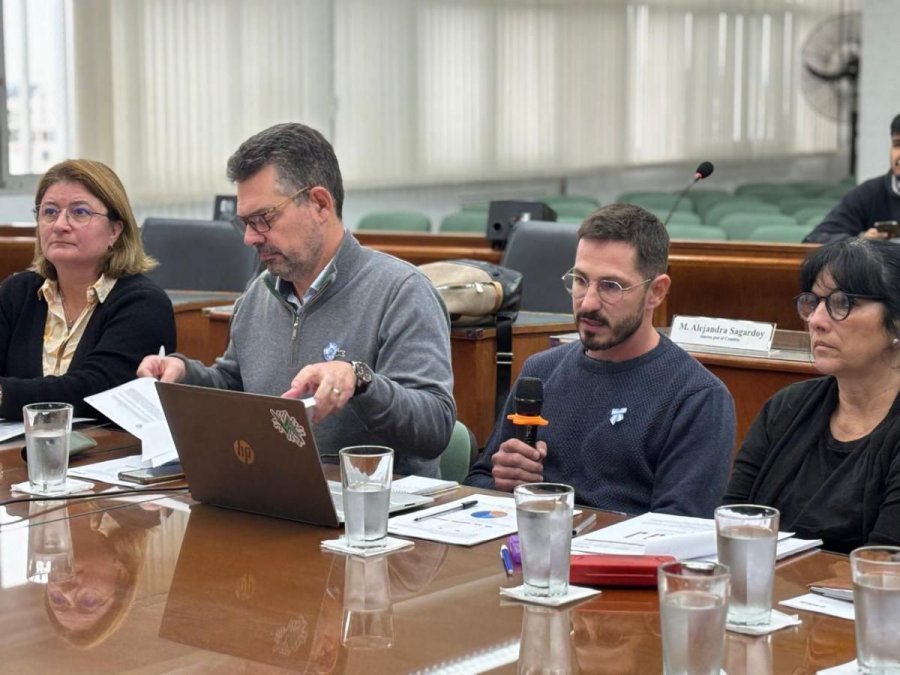 Aversa junto a Bottero, en una de sus visitas al Concejo Municipal.