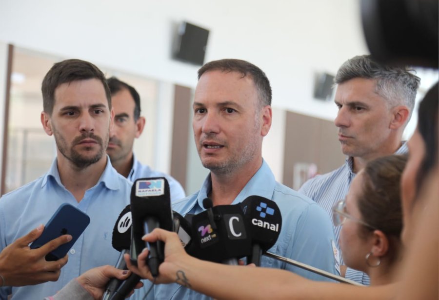 RECORRIDA. El ministro de Obras Públicas de la provincia de Santa Fe, Lisandro Enrico, visitó las instalaciones del nuevo Hospital Regional, que será inaugurado oficialmente a fin de mes.