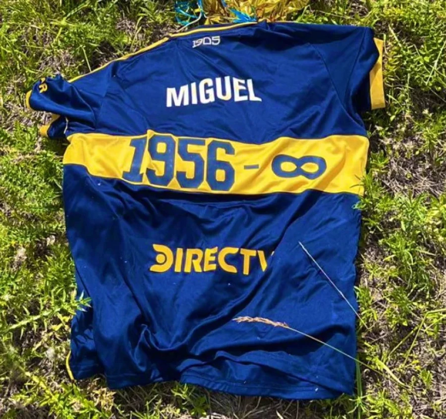 ENCONTRADA. La camiseta del homenaje del plantel.
