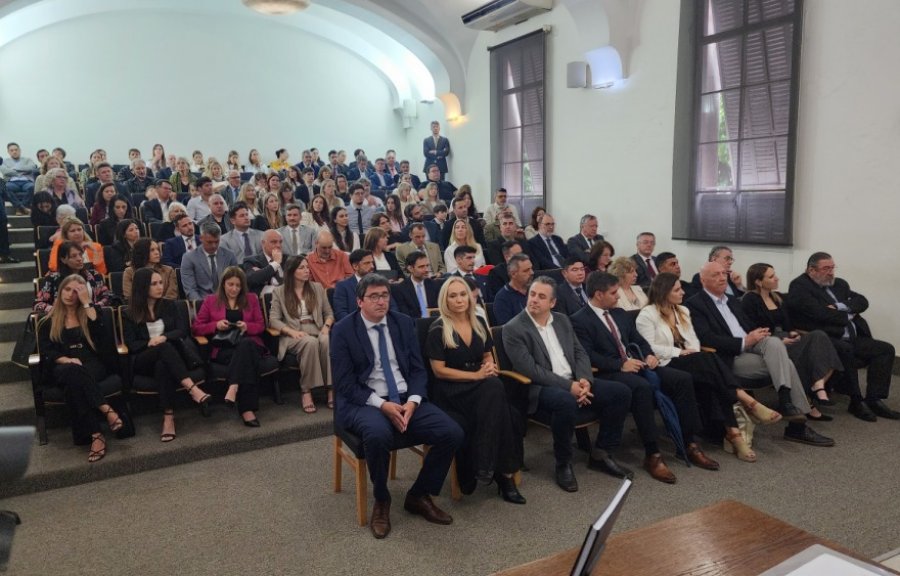 El auditorio de la UNL se mostr&oacute; colmado durante la ceremonia de la jura de nuevos fiscales del MPA. (FOTO MPA)
