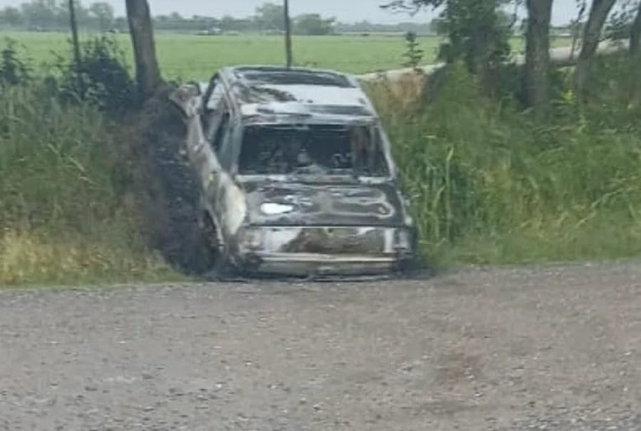 El auto totalmente quemado en calle Tettamanti, al noreste de la ciudad.
