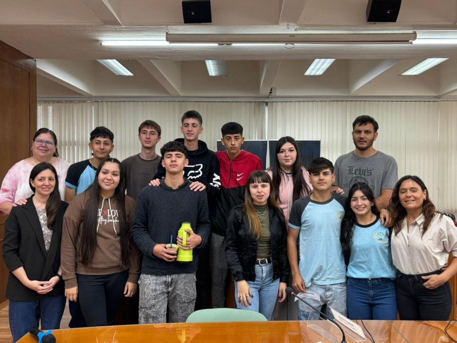 La concejal Valeria Soltermam junto uno de los grupos de alumnos que apadrin&oacute; para participar del programa Concejo Joven. (PRENSA CONCEJO)