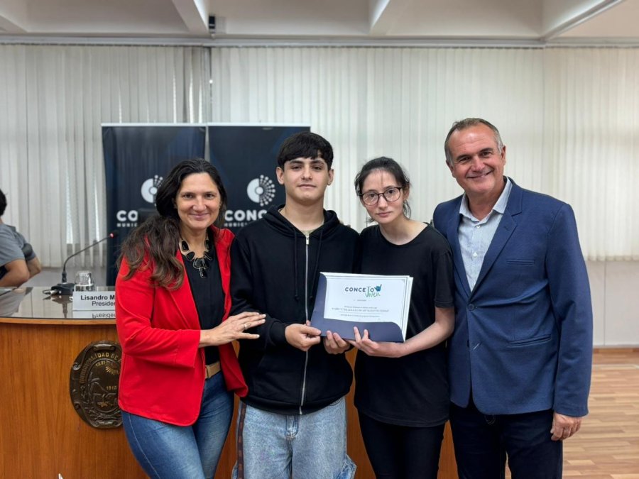 Ceferino Mondino al entregar un diploma de participaci&oacute;n en el programa Concejo Joven a alumnos secundarios. (PRENSA CONCEJO)