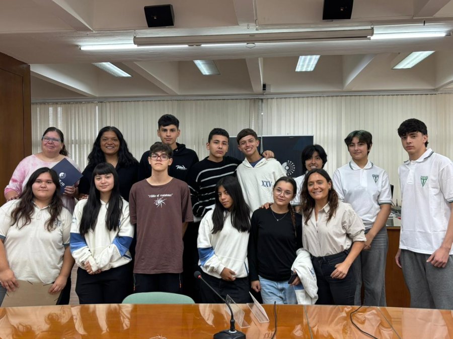 Valeria Soltermam junto a otro de los cursos que se sumaron a la edici&oacute;n 2025 de Concejo Joven. (PRENSA CONCEJO)