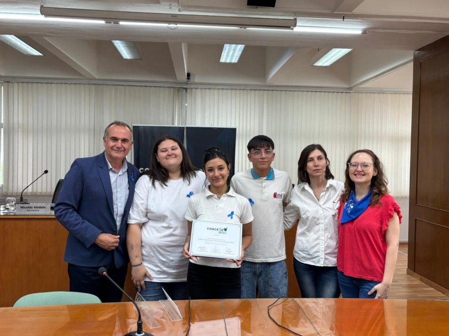 Ceferino Mondino acompa&ntilde;a a los estudiantes que aceptaron el desaf&iacute;o se sumarse a Concejo Joven. (PRENSA CONCEJO)