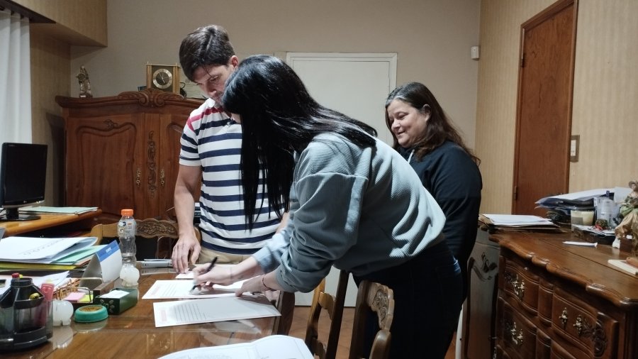 La  firma de una de las escrituras.