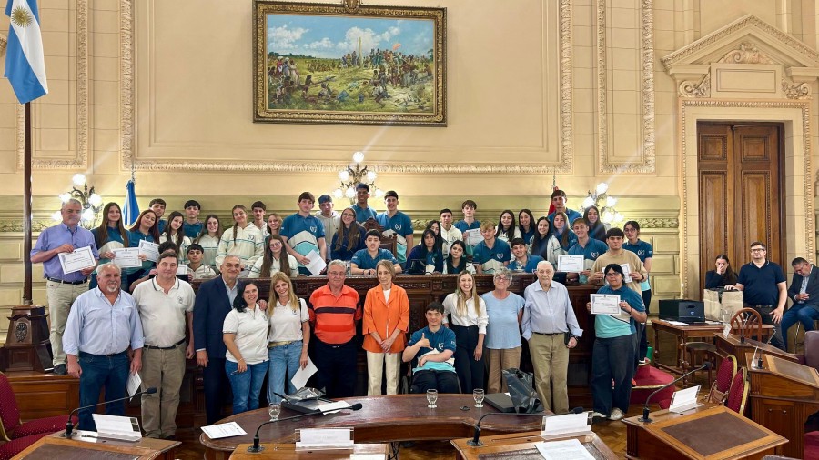 EN LA LEGISLATURA. El contingente que protagonizó la sesión simulada.