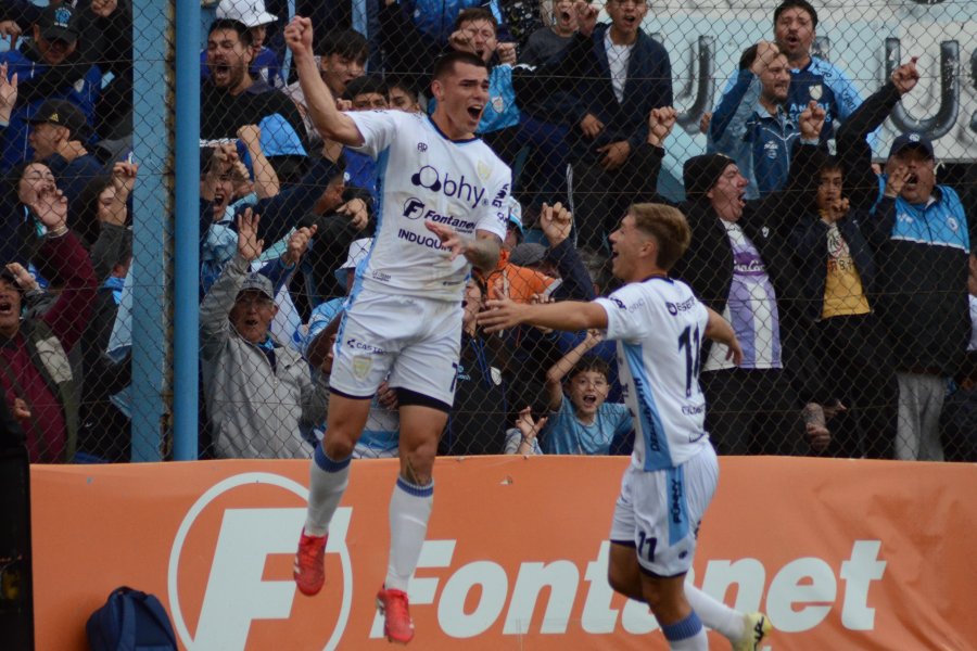 ILUSIÓN INTACTA. La Crema quiere meterse en las semifinales de la Reválida en busca del ascenso a la Primera Nacional.