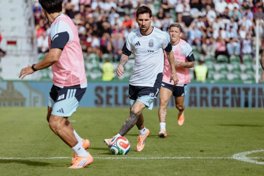AS DE ESPADA. Messi, quien sería titular frente a Angola, lleva la pelota en la práctica a puertas abiertas en el estadio de Elche.