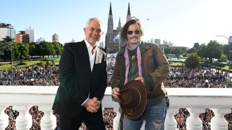 ESTRELLA. Johnny Deep desde el balcón de la Municipalidad de La Plata, junto al intendente de esa ciudad, con una multitud en la plaza.