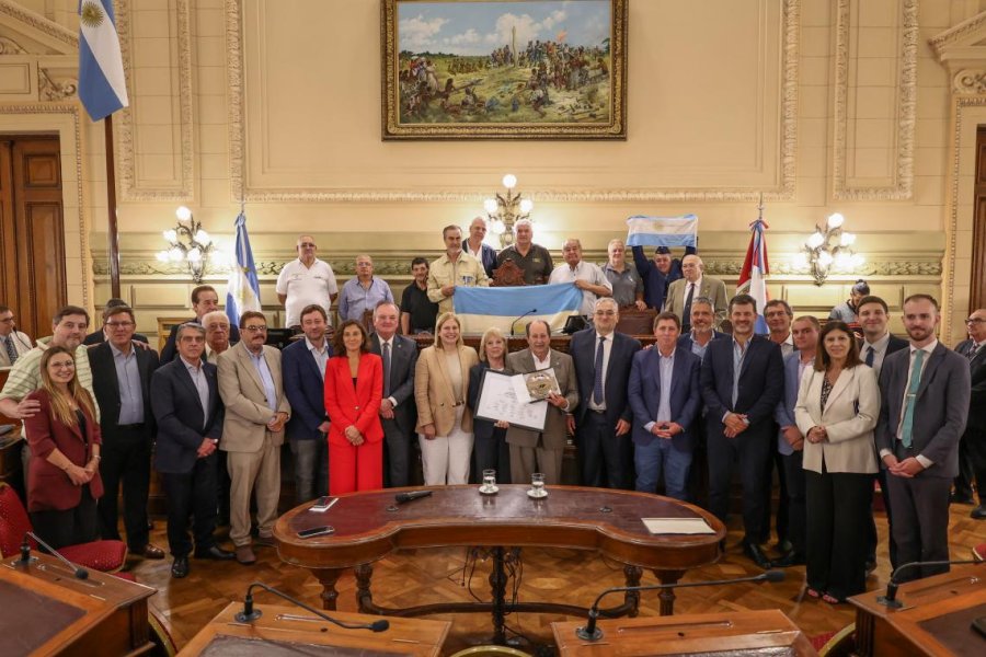 Los senadores junto al veterano de Guerra, Owen Crippa. (FOTO PRENSA SENADO)