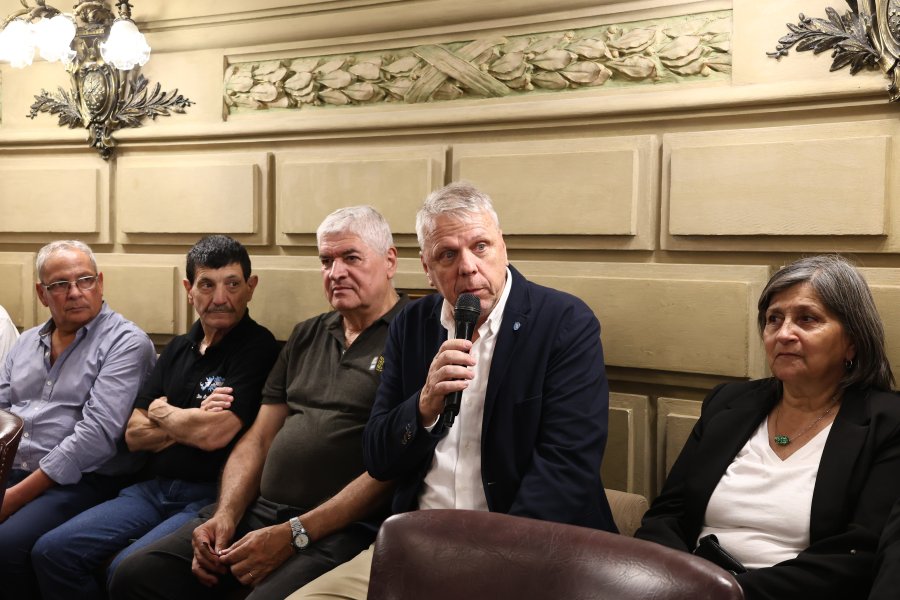 La sesi&oacute;n del Senado cont&oacute; con la presencia del titular del Centro y Museo de ex Combatientes de Malvinas de Rafaela y el Departamento Castellanos, Carlos Tartaglia y el vicepresidente de la entidad, Sergio Durando. (FOTO SENADO)
