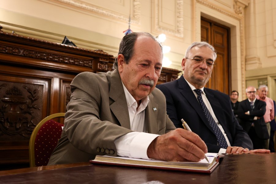 Owen Crippa junto al senador Alcides Calvo. (FOTO PRENSA SENADO)