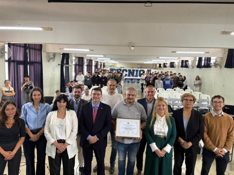El director de la Escuela Técnica, Walter Rohrmann, junto a los concejales durante la sesión en el salón de actos.