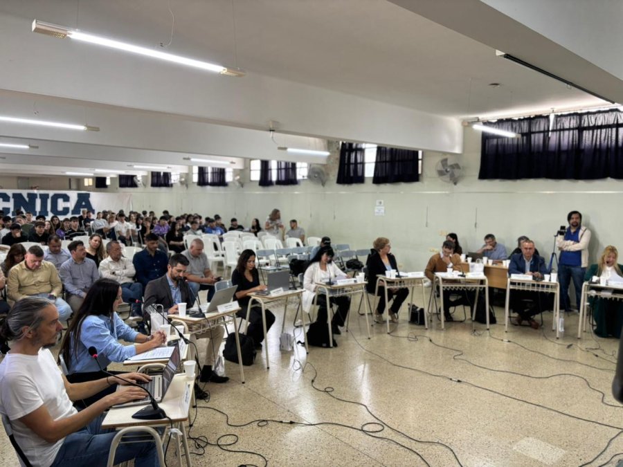 Los concejales abandonaron las bancas del Concejo para sentarse en los bancos que ocupan los alumnos. (PRENSA CONCEJO)