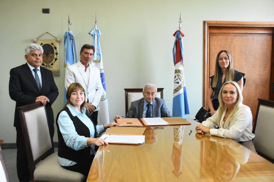 Autoridades de la Corte, el MPA y el MPD al firmar el acuerdo.