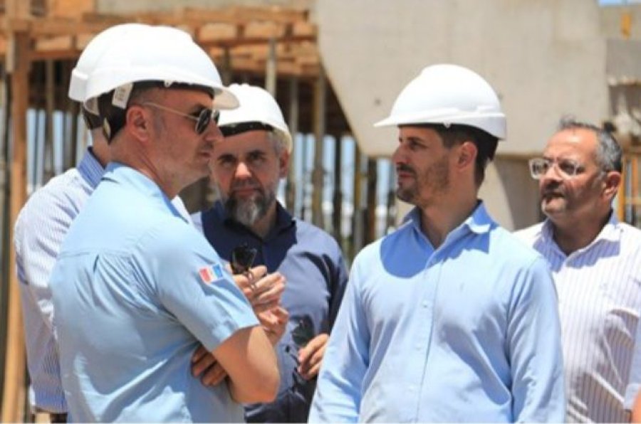 RECORRIDA. Viotti observó las obras.