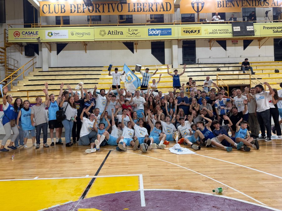 TODOS JUNTOS. Plantel, dirigentes y simpatizantes festejaron en el Hogar de los Tigres.