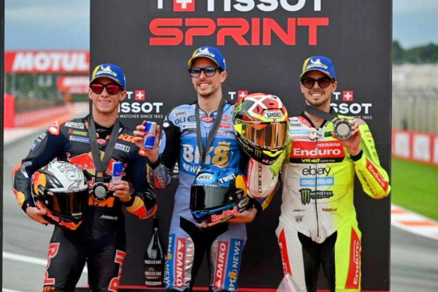 Pedro Acosta (2°), Alex Márquez (1°) y Fabio Di Giannantonio (3°) en el podio de Valencia.