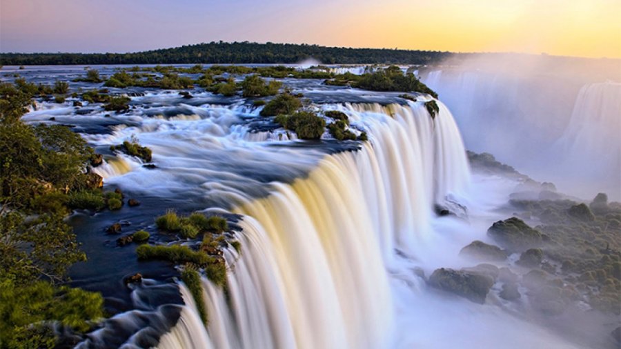 Cataratas del Iguazú, fantástica manifestación natural que comparten Argentina y Brasil, vista del lado argentino.
