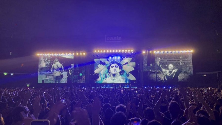 EUFORIA HISTORICA. La banda de los hermanos Gallagher volvió a presentarse en Buenos Aires tras 16 años. Repasó sus grandes hits mundiales y dejó un guiño para "El Diez".
