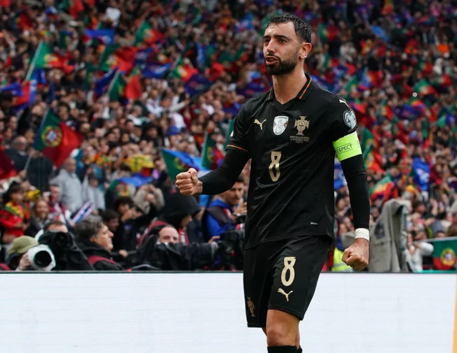 Bruno Fernandes celebra uno de sus tres tantos ante Armenia.