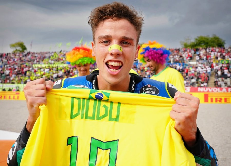 Diogo Moreira festeja su título con la camiseta número 10 de la selección de Brasil.