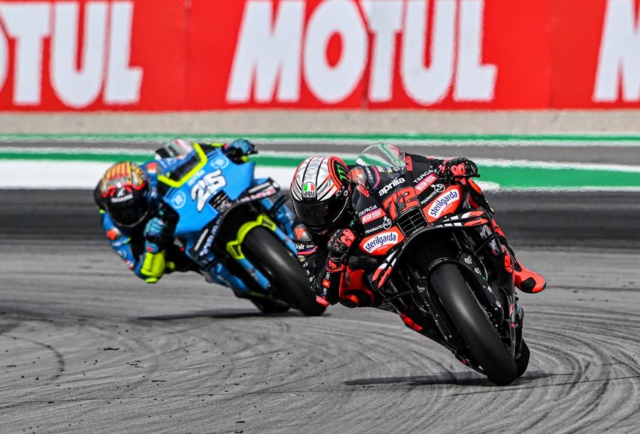 Marco Bezzecchi y Raúl Fernández lideraron el doblete de Aprilia.