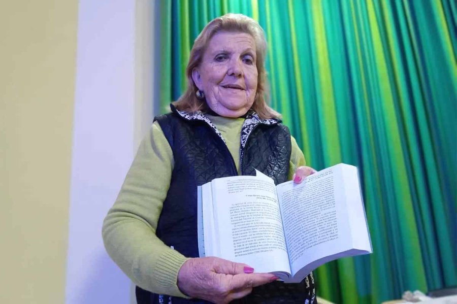 Ebe Baima Cerri con un de sus obras.