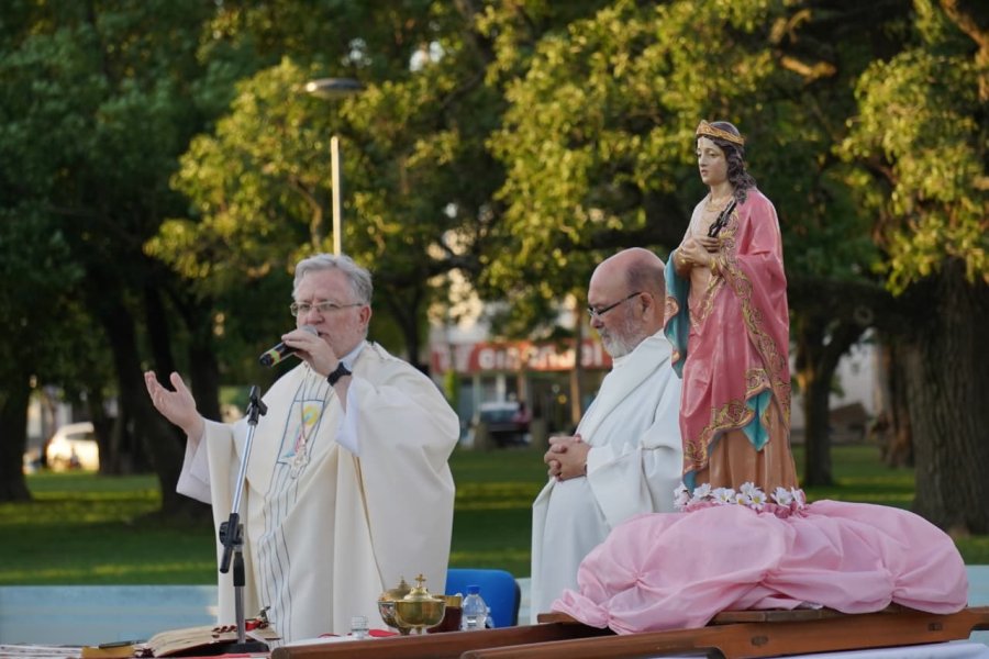 Mons.  Pedro Torres durante la Homilía, el Padre Oscar Sar y la imagen de Santa Margarita.