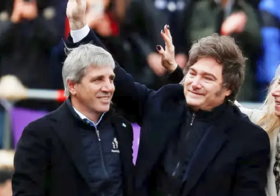 JUNTOS. Milei y Caputo, celebrando.