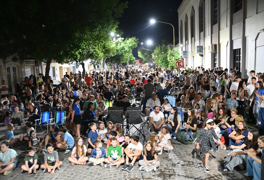 Estudiantes, familias, personal, exalumnos y jubilados se sumaron al festival.