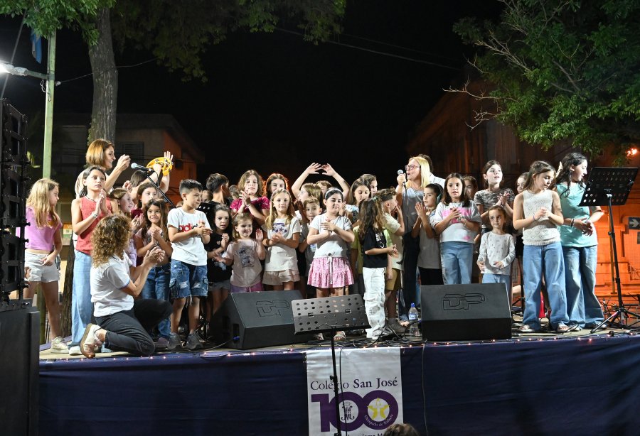 Alumnos del Colegio San Jos&eacute; sobre el escenario que se mont&oacute; sobre calle 9 de Julio, casi esquina Necochea. (FOTO COLEGIO SAN JOSÉ)