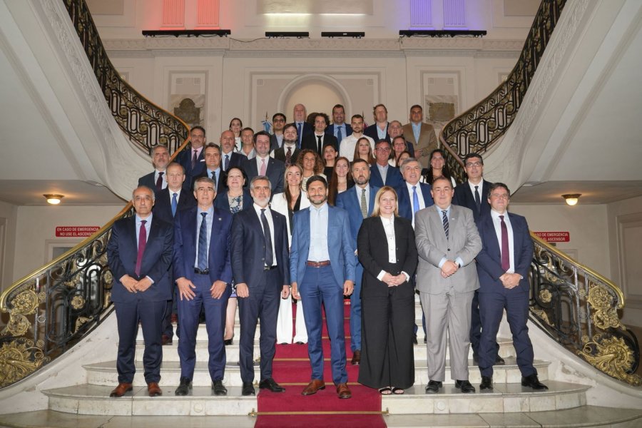 Los participantes del Consejo Federal en la emblem&aacute;tica escalera de la Casa de Gobierno de Santa Fe. (FOTO SCS)