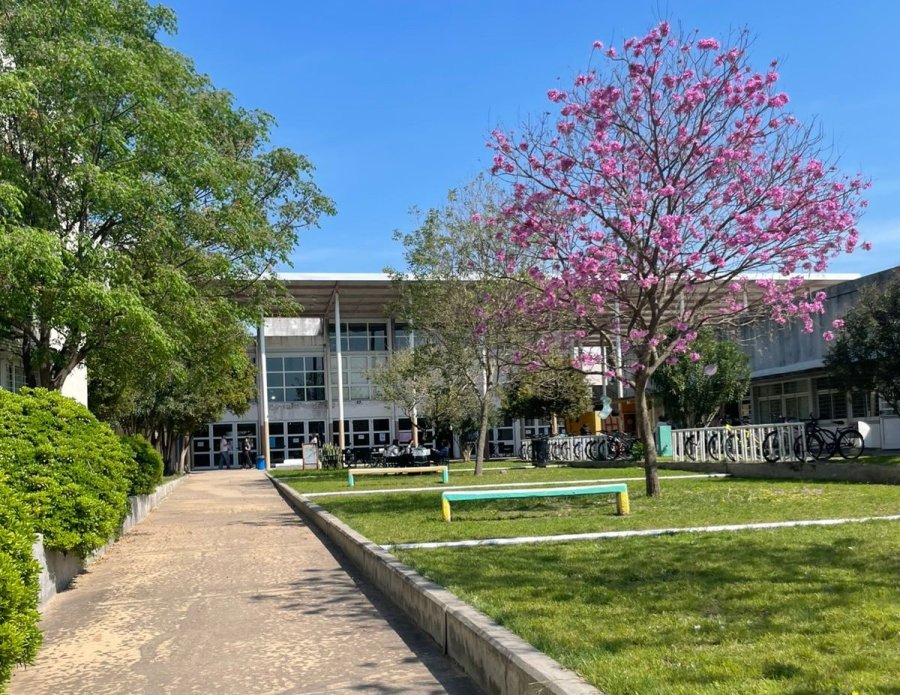 El Instituto Superior del Profesorado "Joaquín V. González" tiene su sede en calle