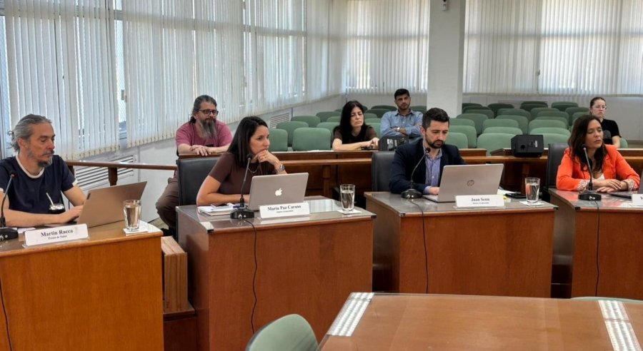 Juan Senn, junto a todo el bloque de la oposici&oacute;n, reclama explicaciones de Aversa en el propio recinto. (FOTO PRENSA CONCEJO)