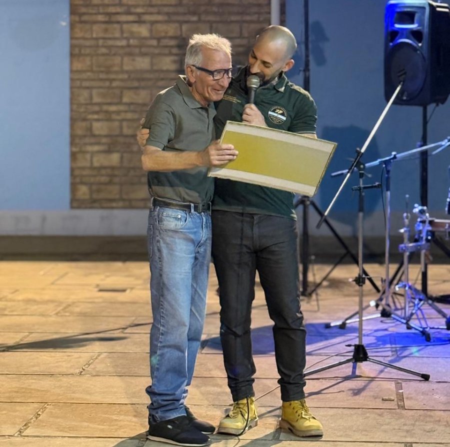 Rub&eacute;n ''Pocho'' Bossana recibi&oacute; un reconocimiento por parte de Andr&eacute;s Brarda. (FOTO PJ RAFAELA)