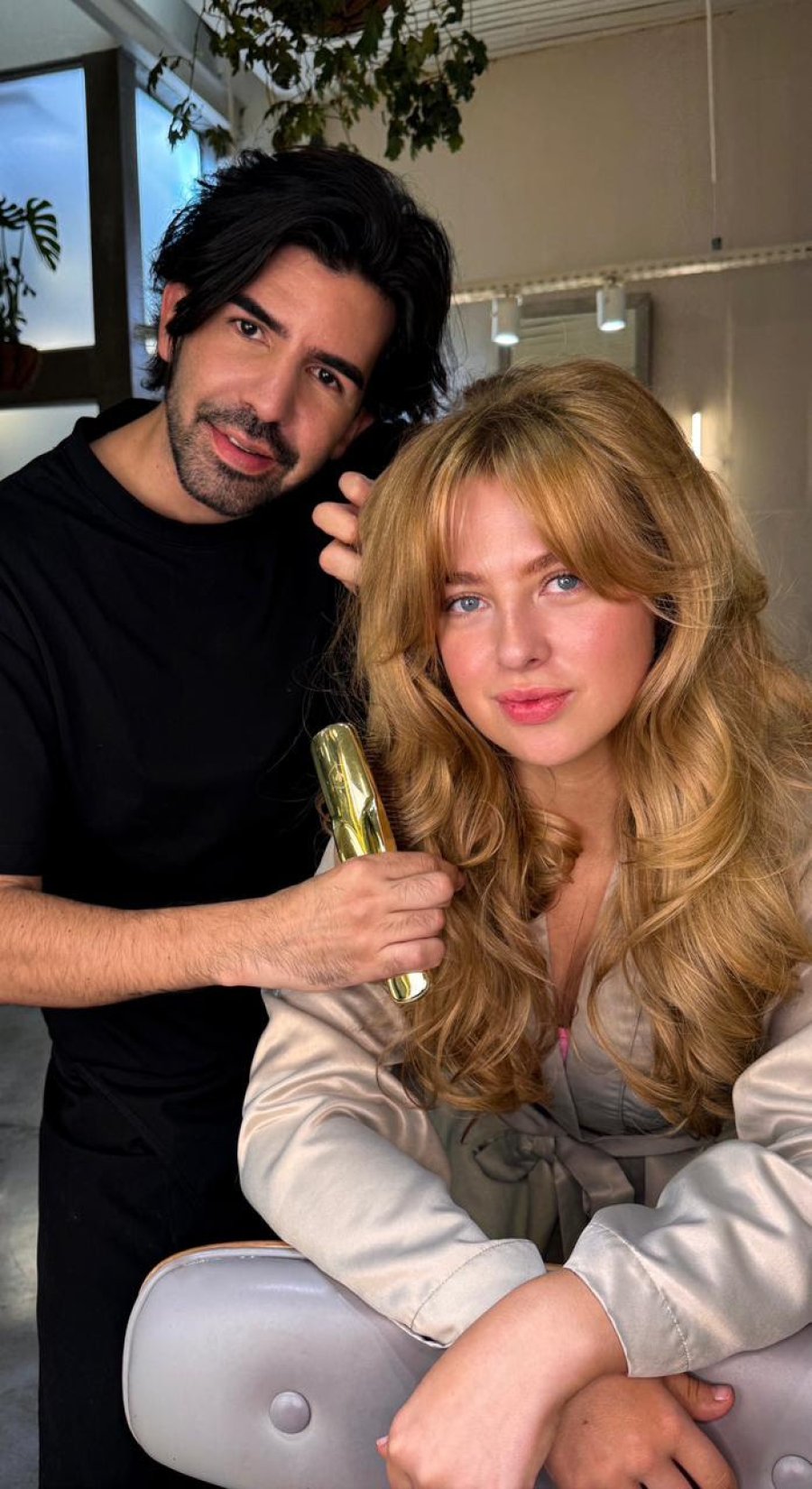 Max Jara y Anais Gallagher en el sal&oacute;n del estilista.