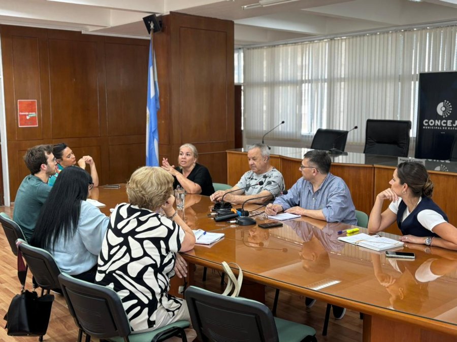 Lorena Aragno y Hugo Vegetti, de los clubes de abuelos de la ciudad, al plantear en el Concejo la problem&aacute;tica que enfrentan. (FOTO PRENSA CONCEJO)