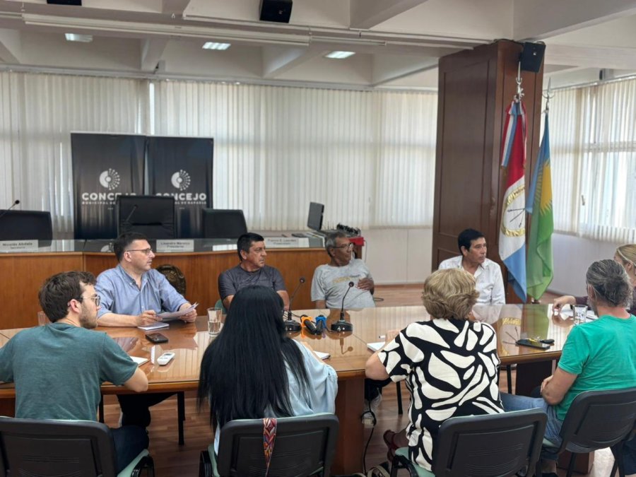 Comerciantes del rubro de flores durante la reuni&oacute;n con los concejales este martes por la tarde. (FOTO PRENSA CONCEJO)