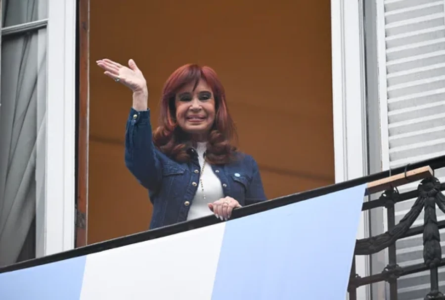 Cristina Kirchner en el balcón de su departamento en San José 1111, en el barrio porteño de Monserrat.