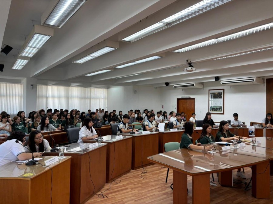 La sala de sesiones del Concejo Municipal de Rafaela fue sede de la cuarta y última sesión de Concejo Joven 2025.